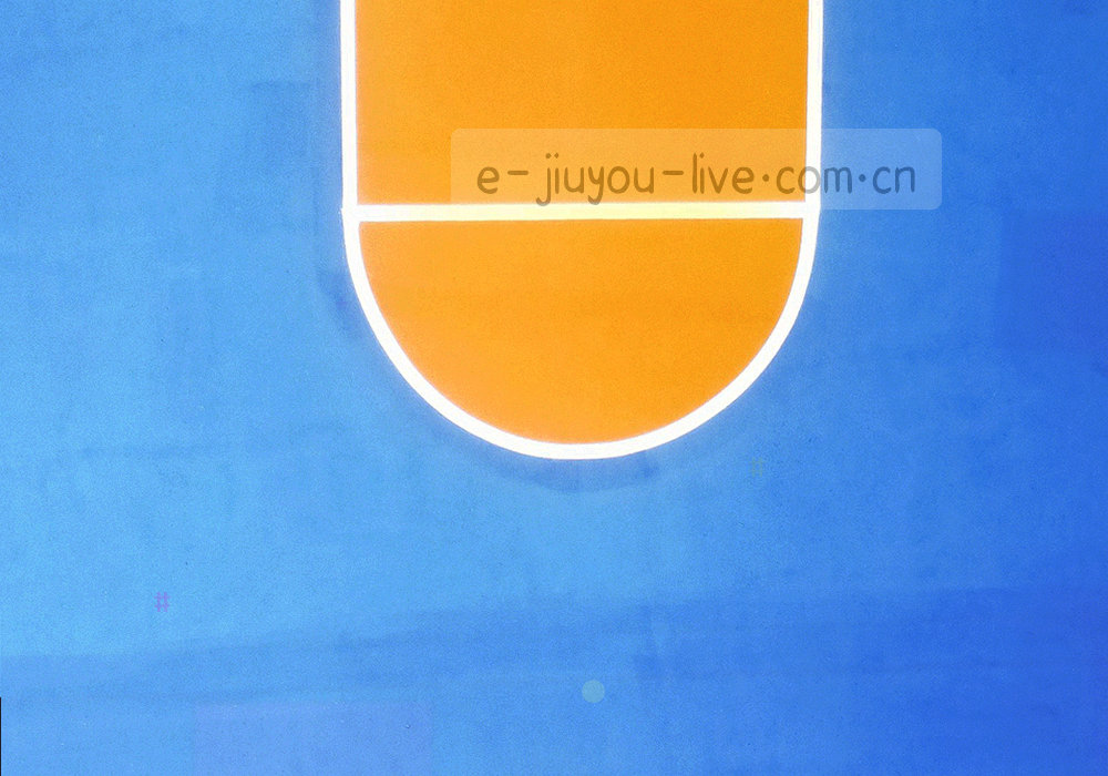 低角度仰拍的球门网与灯光，画面带暖橙光晕